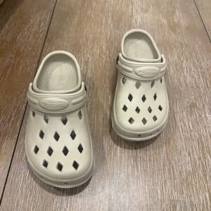 NothinZ Kids Clogs Shoes J4 L6 Beige Diamond Cutout Slip On